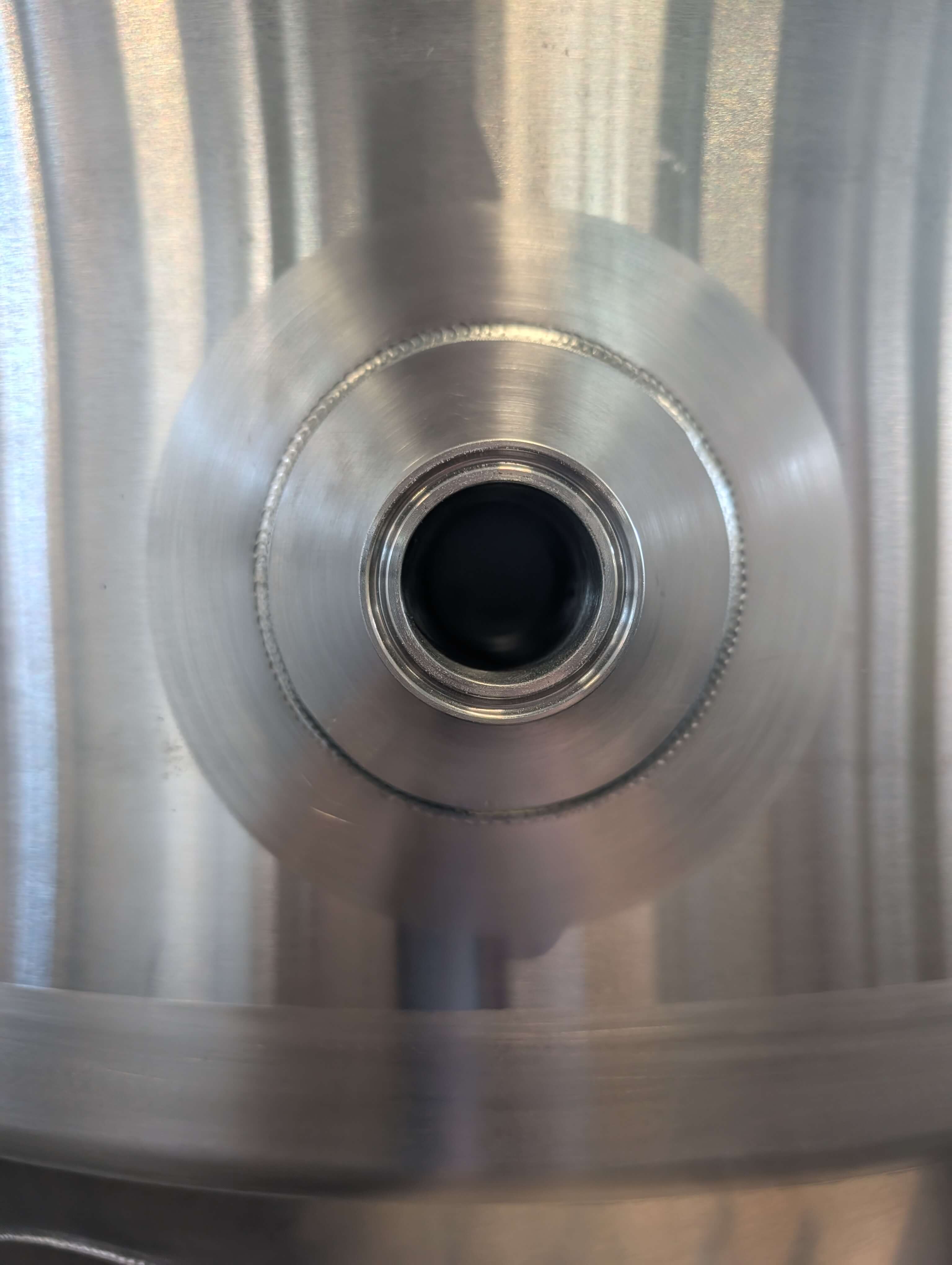 Frontale Detailansicht des Tri-Clamp Anschlusses zur hygienischen Schlauchanbindung am Fermenter.